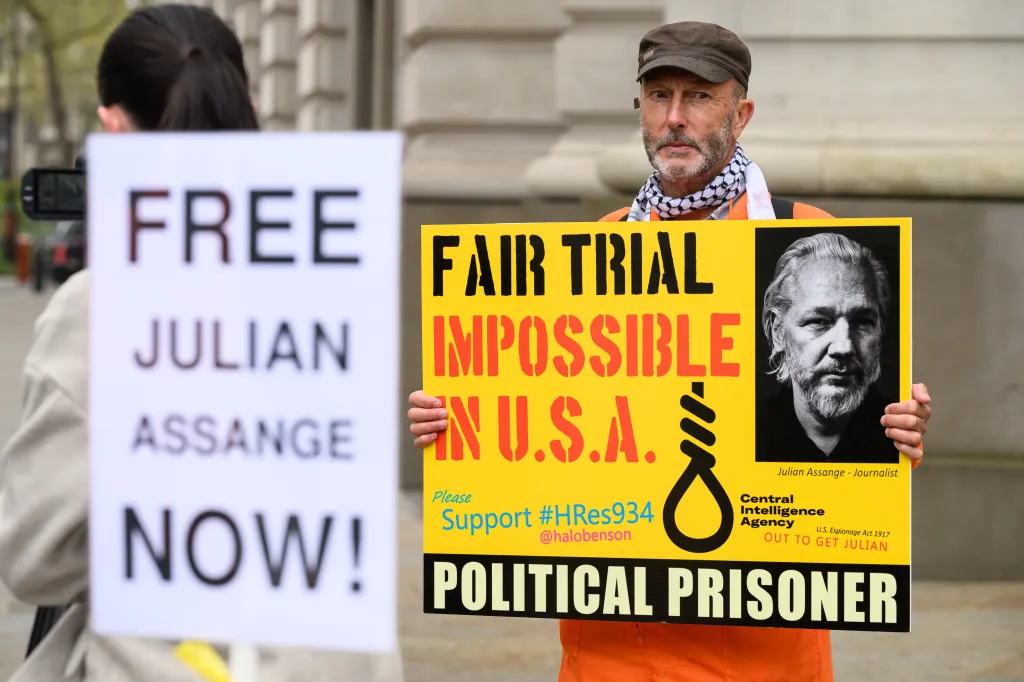 Supporters Say Politics Are Behind Julian Assange’s Handover Case
